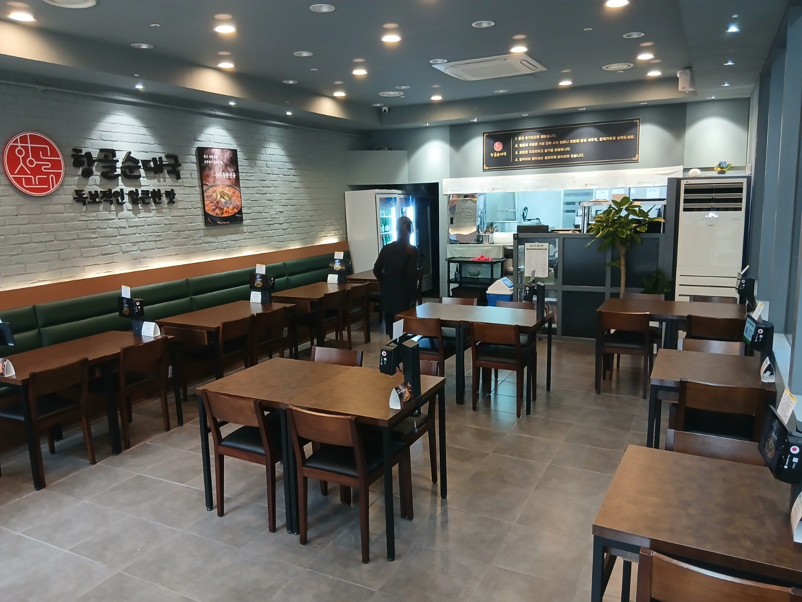 주중 저녁, 주말 점심 홀 서빙 아르바이트