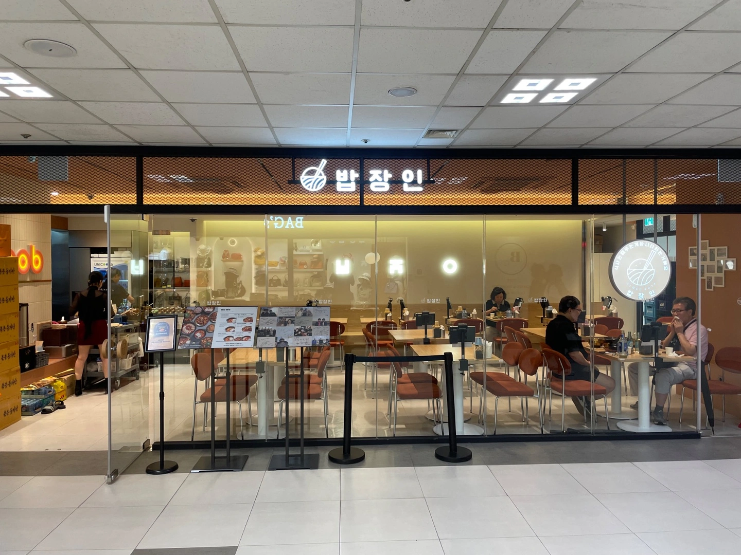 홀 주5일 직원 구합니다.
