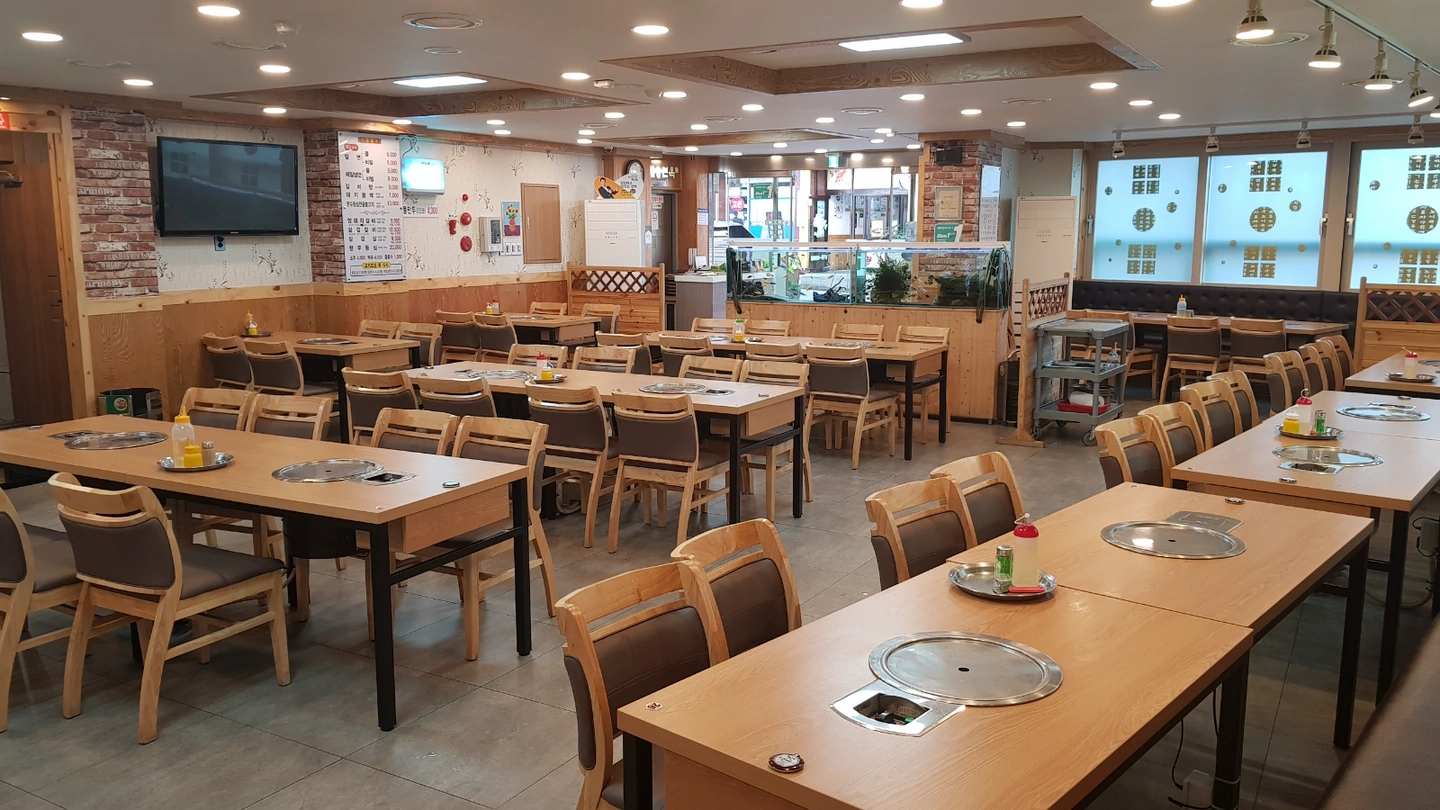 돼지갈비집 주말 오후 서빙 / 주방 파트타임 구합니다