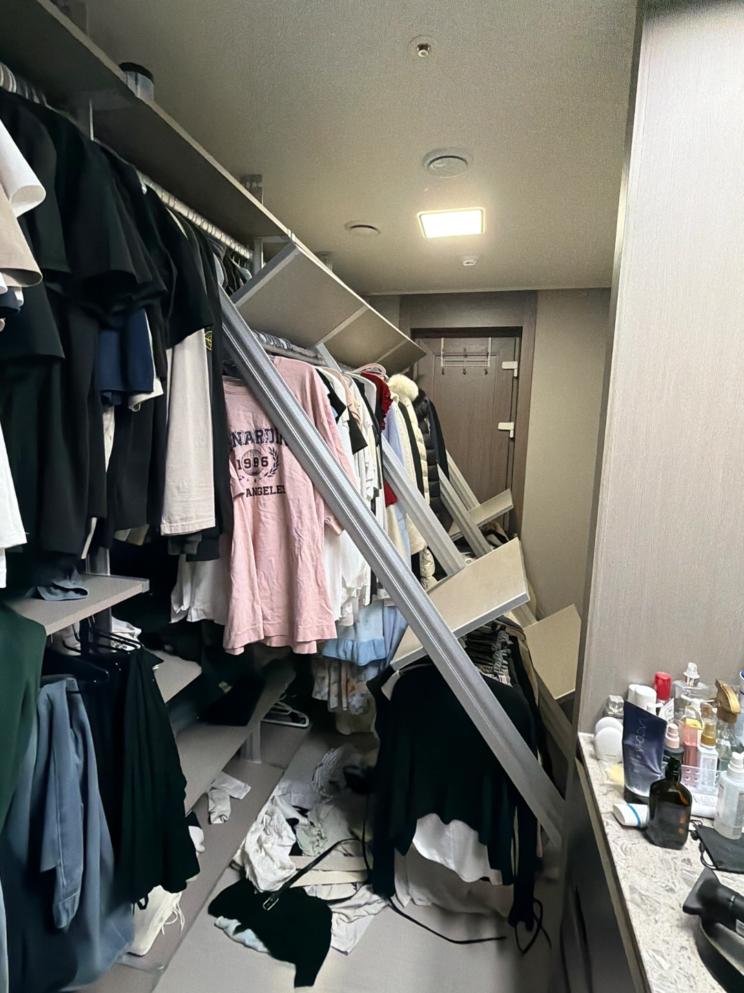 드레스룸 기울어진거 곤쳐주실분