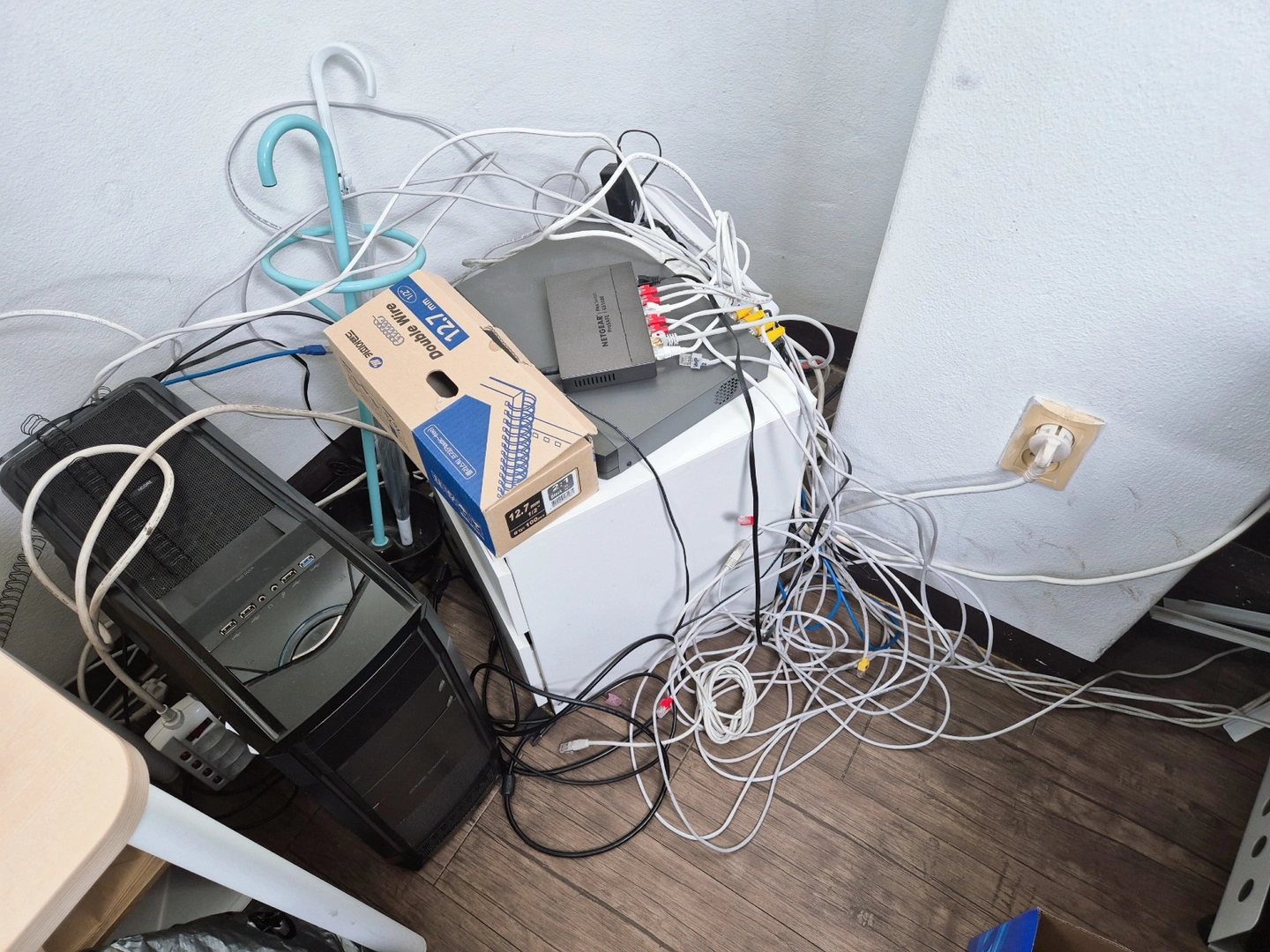 사무실 랜선 정리 와 일부 철거