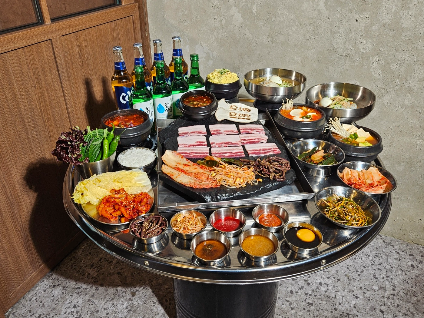 주간 홀서빙 및 야간 주방 구인합니다.