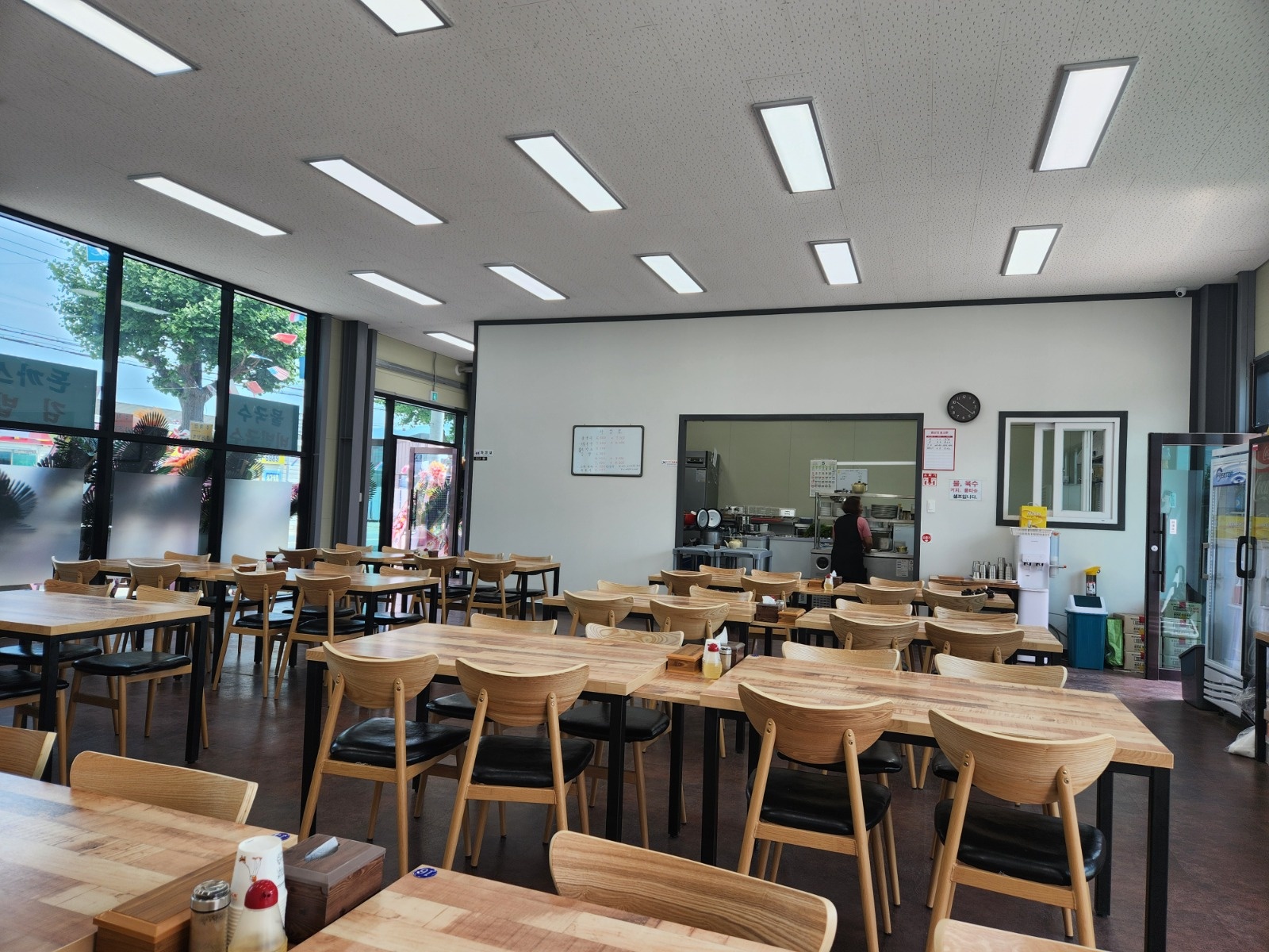 홀서빙 아주머님 한분 구합니다 공고 썸네일