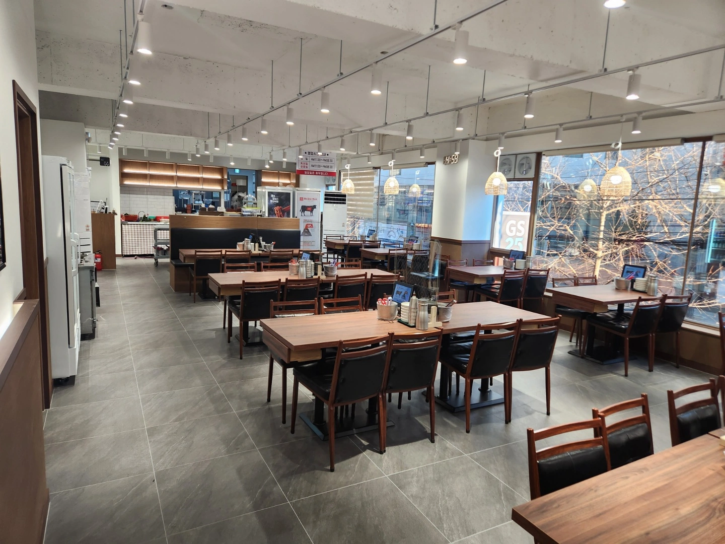 (평일/낮)홀서빙 알바분 구합니다.