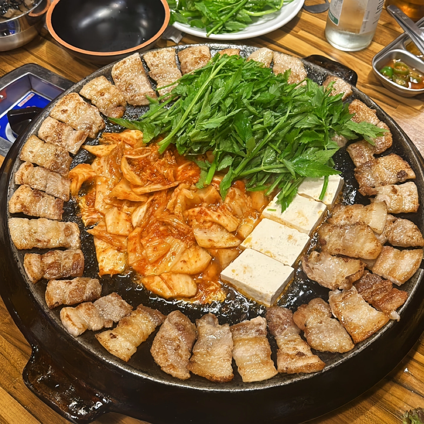 무쇠김치삼겹 관평점에서 주방보조를 구합니다