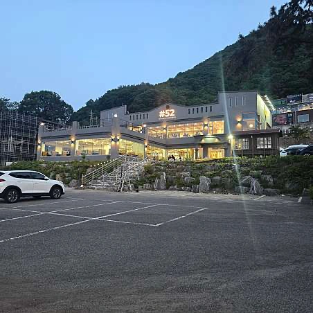 샵52 홀써빙 , 주방보조 구합니다 .