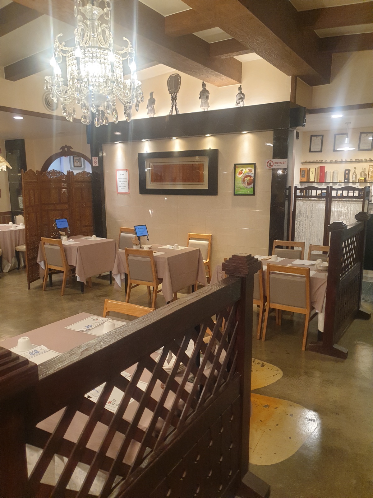 홀서빙 (주5일정직원,오전,오후파트) 경력자우대 공고 썸네일