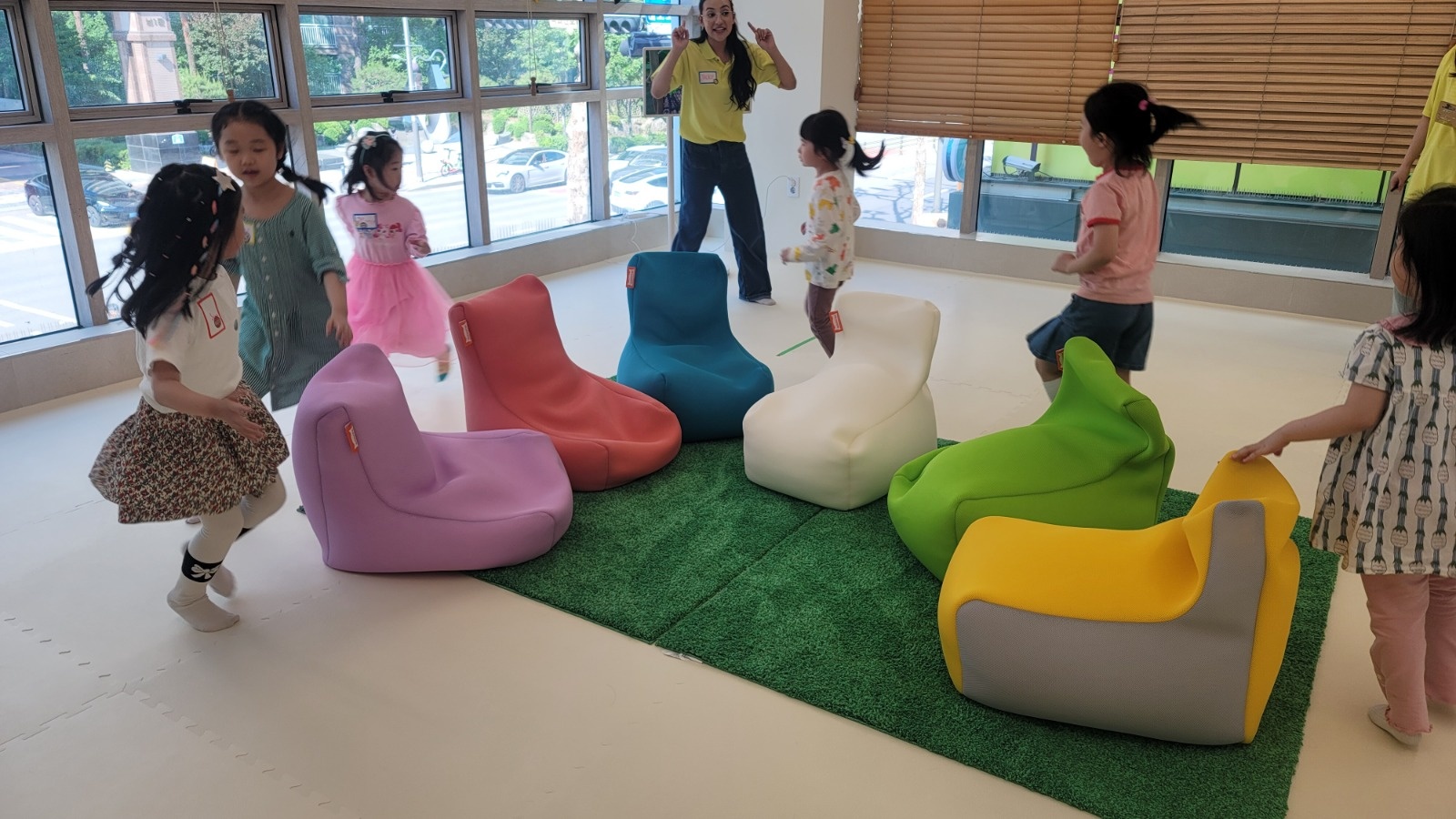 한국인 크루(영유아교사) 유아교육학,아동학 환영 공고 썸네일