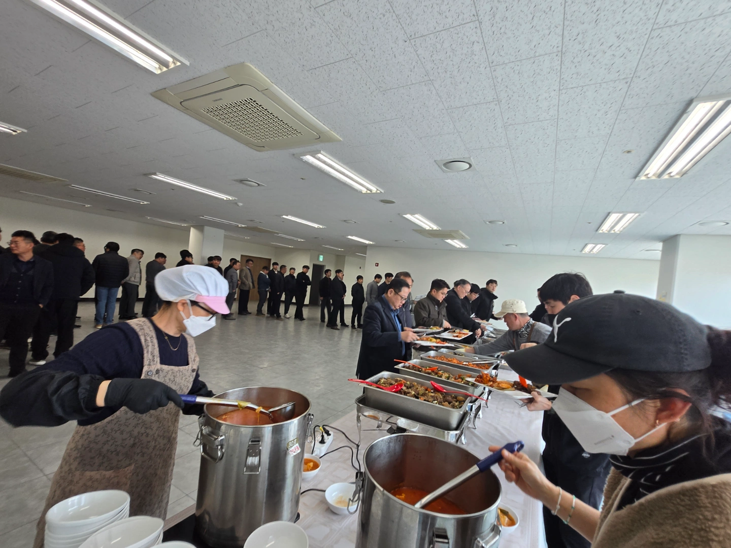 /위탁급식 보조 구합니다/