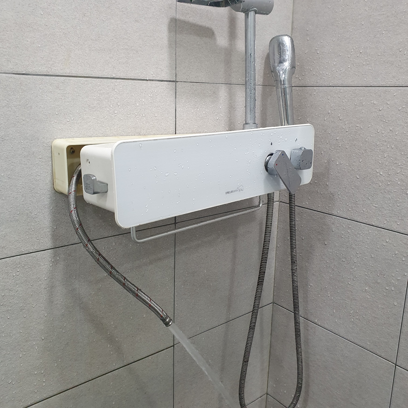 화장실 샤워부스내 배관이 터졌어요. 공고 썸네일