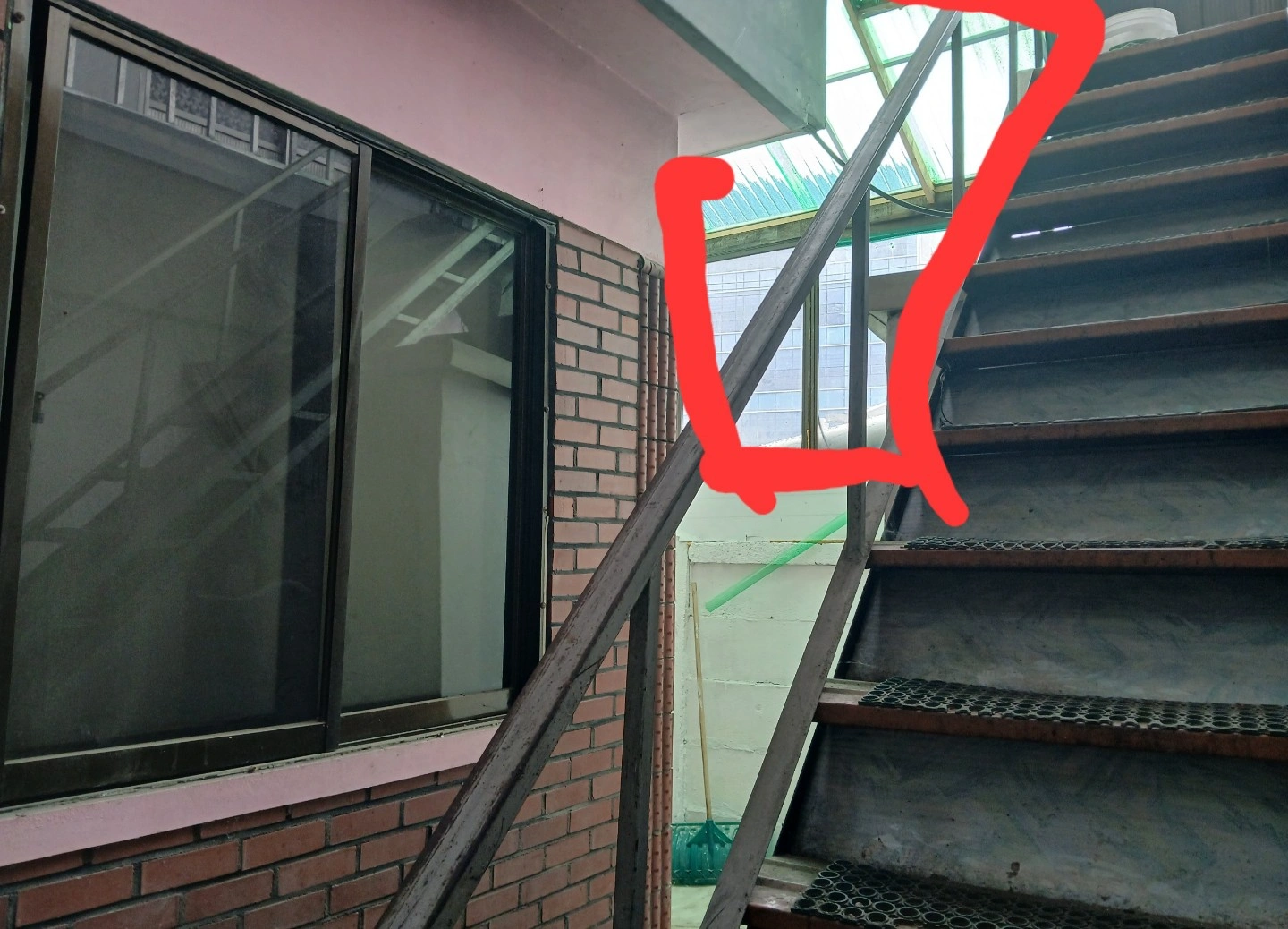 병점역근방1층난간 벽면 구멍 한개 뚷고 사진부분 해주