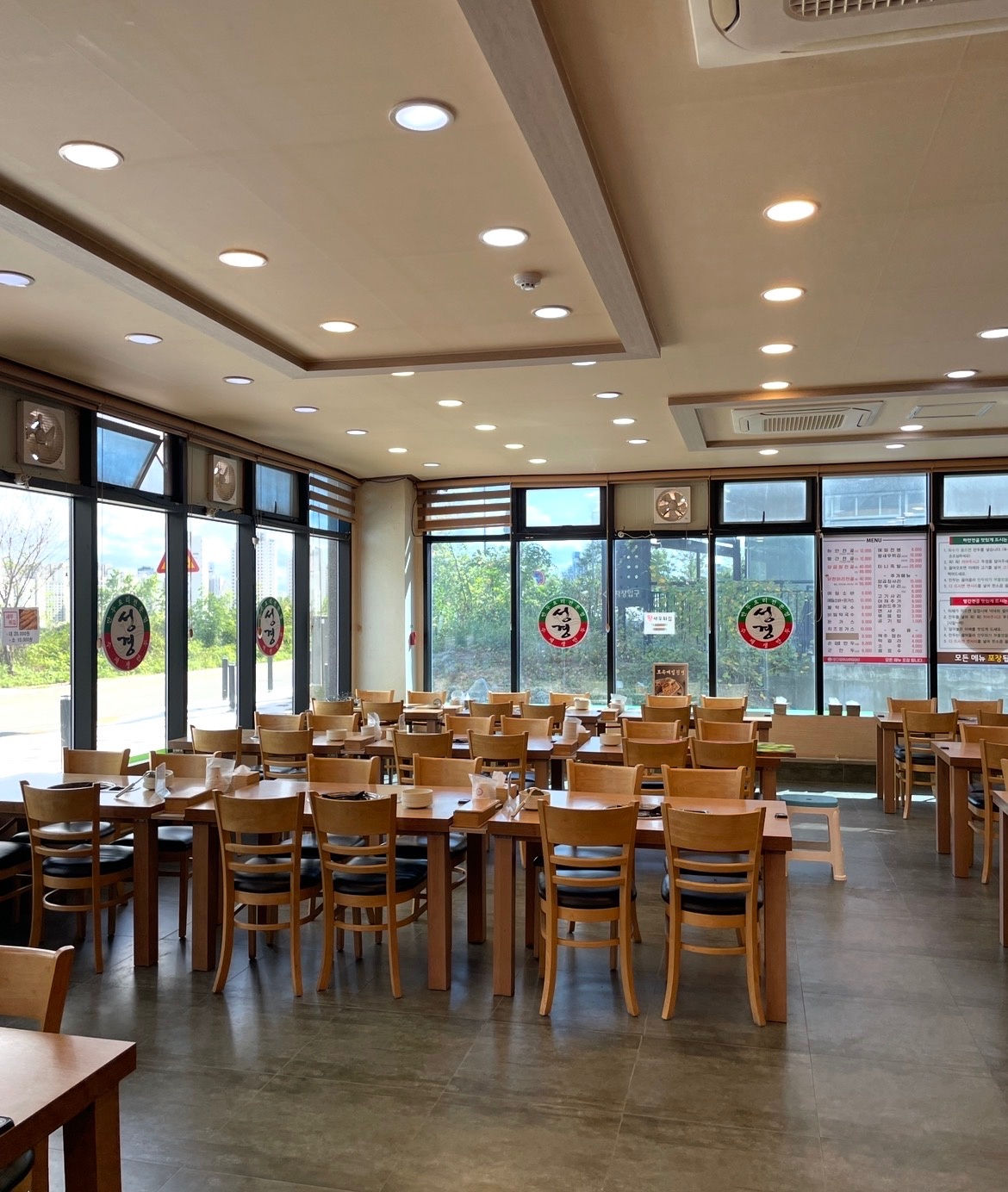 평일, 주말 홀서빙 파트타임 구합니다 공고 썸네일