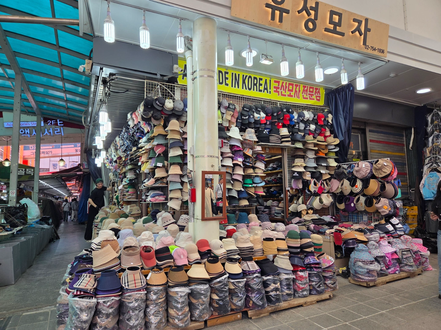 남대문 시장내 모자가게 입니다.