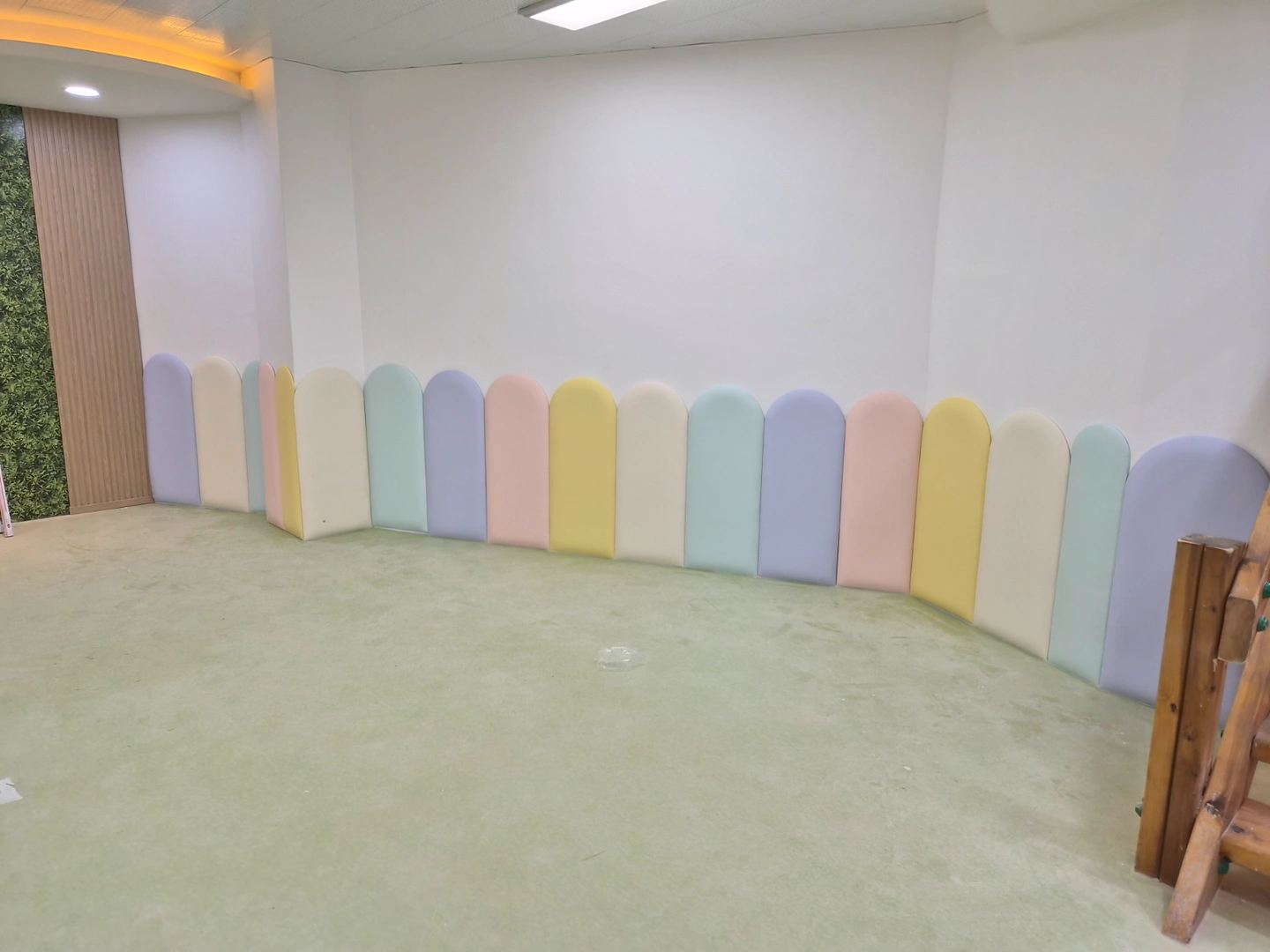 벽쿠션 시공 보조
