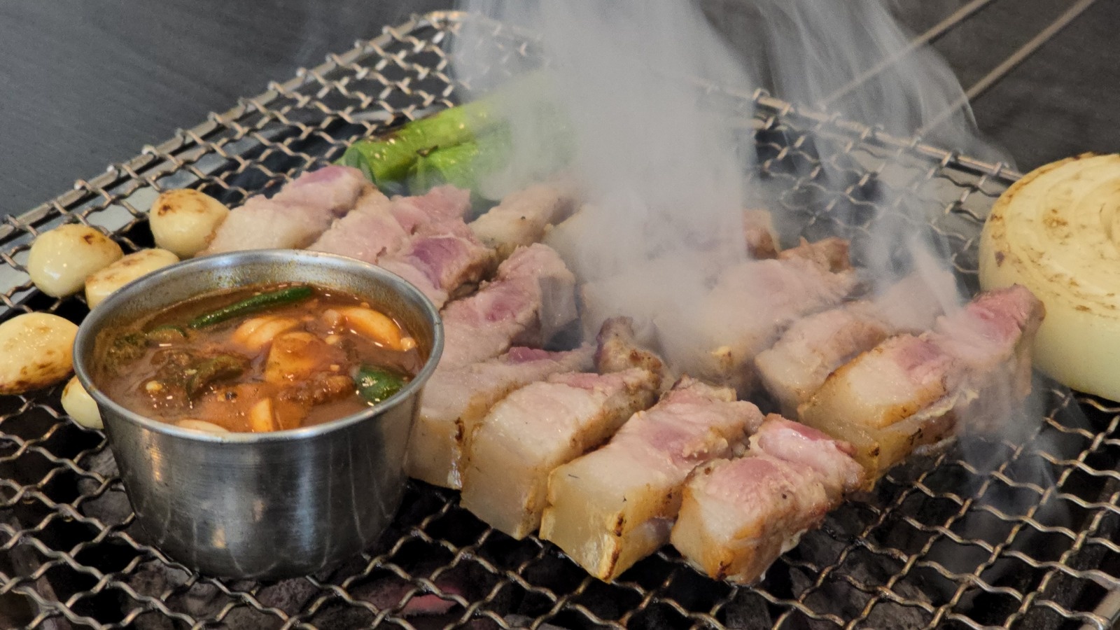 내일 저녁 고기구워줄 수 있는 홀서빙 구인 공고 썸네일