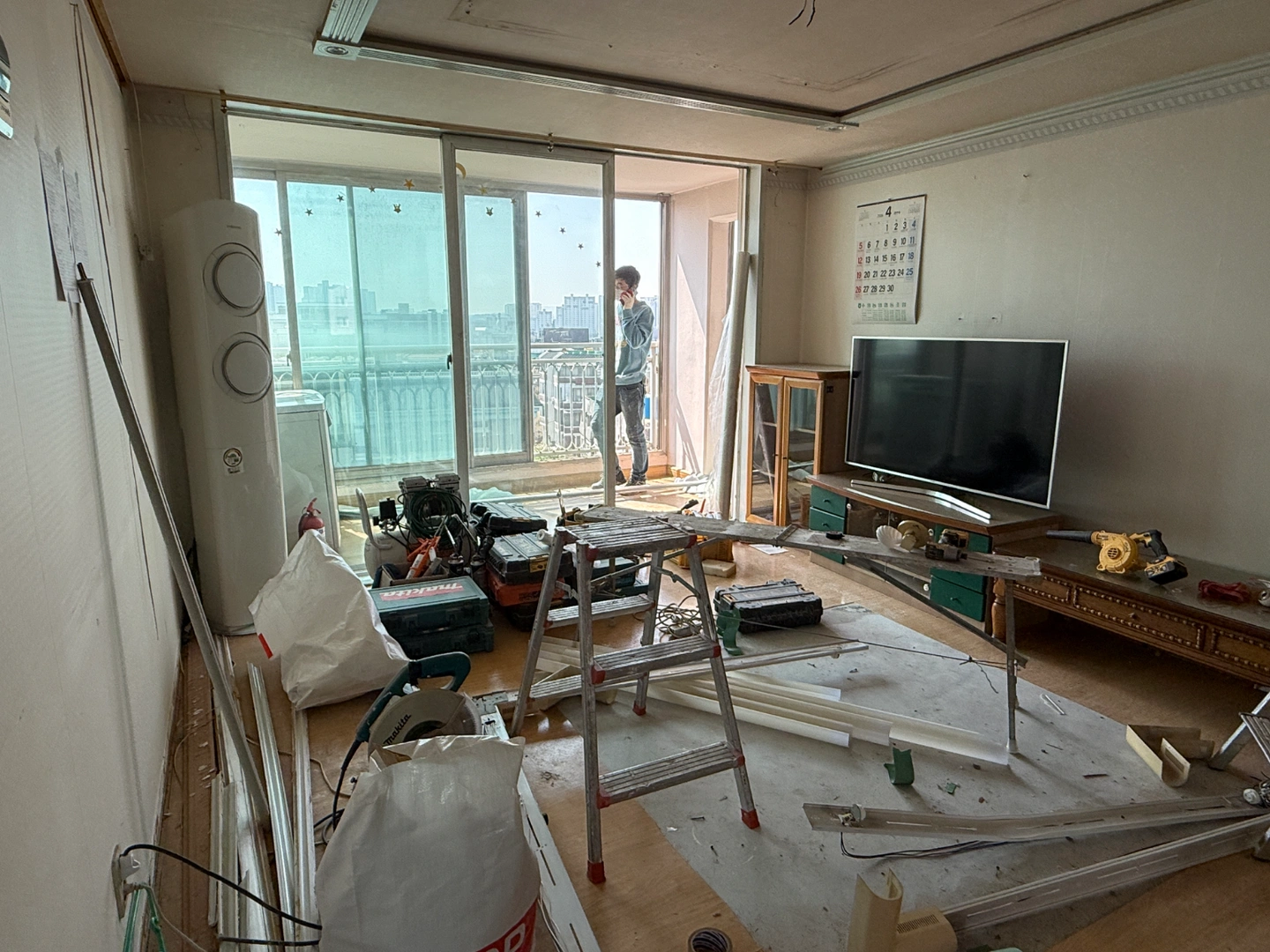 인테리어 현장 짐 나르기,보조 1명 구합니다
