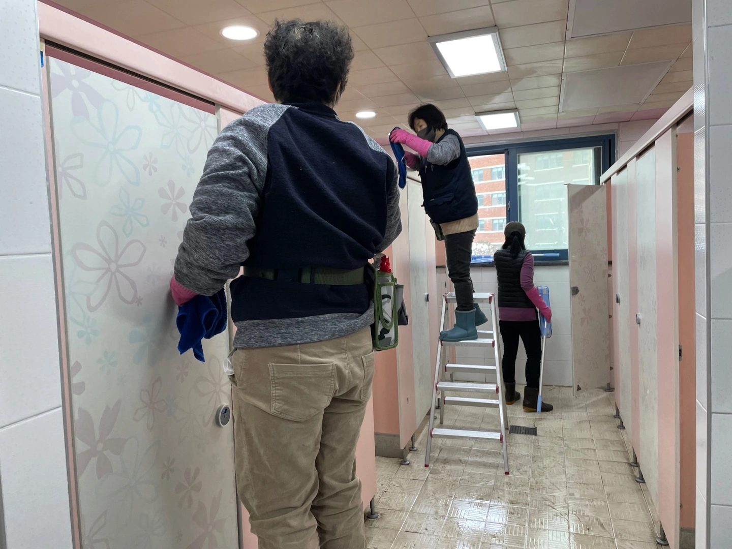 학교 교실 대청소 청소 구합니다.