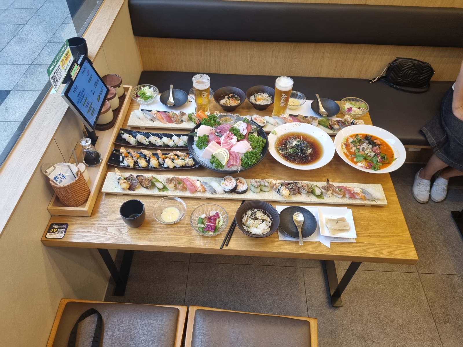 홀매니저 및 직원, 서빙 아르바이트 모집 공고 썸네일
