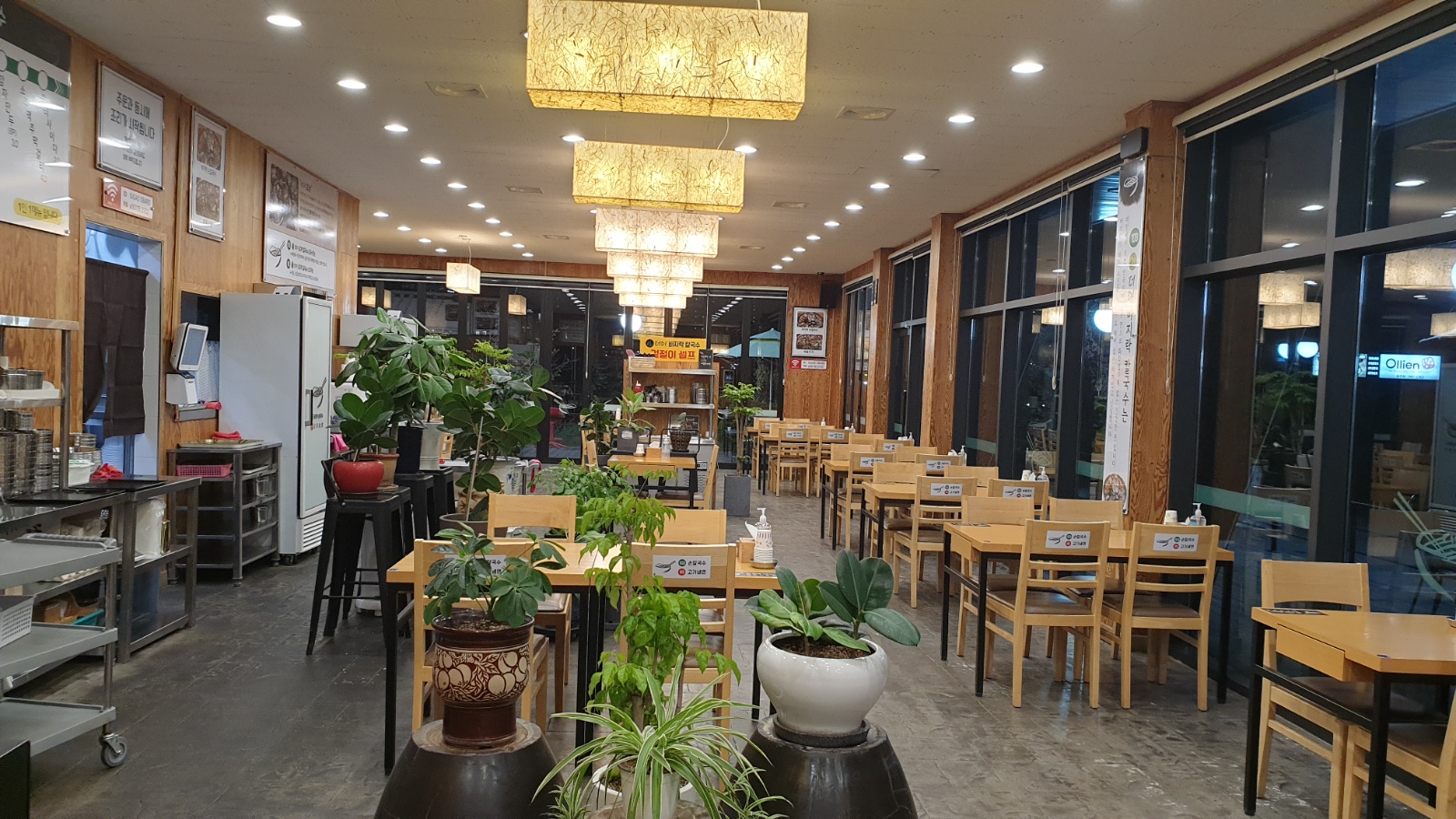 주말 홀 서빙 알바구합니다 공고 썸네일