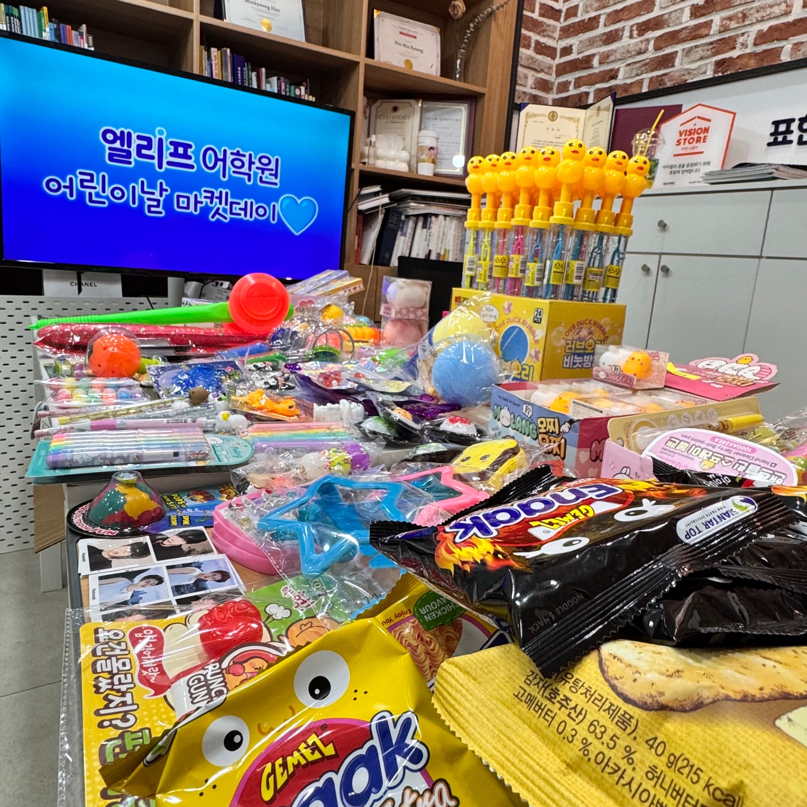 Native English Teacher Needed 공고 썸네일