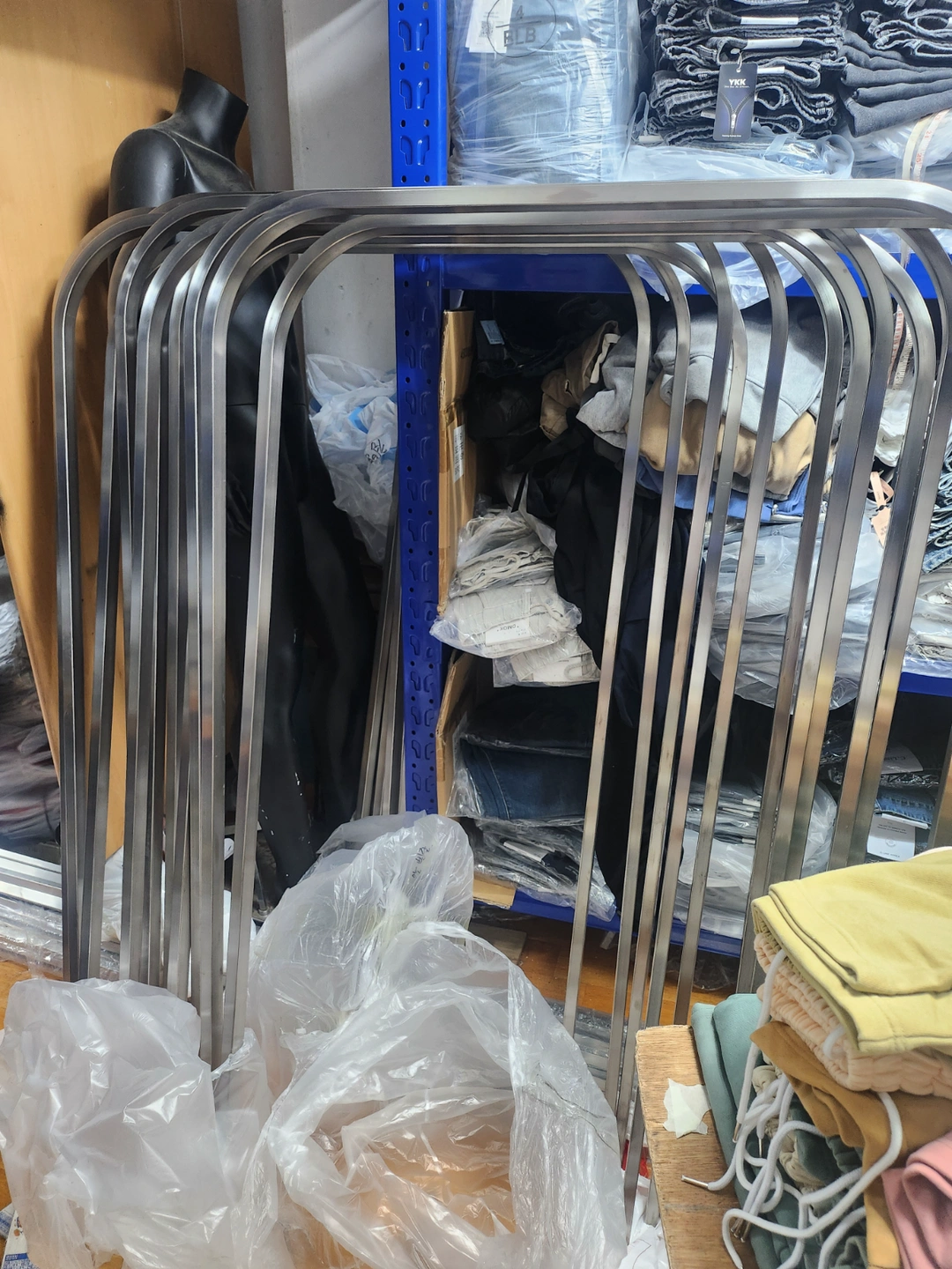 용접가능도와주세요 행가 문들기 입니다