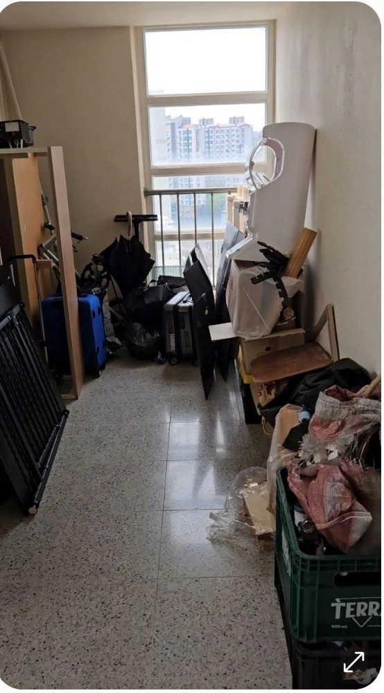 집 앞 복도에 있는 물건들 배출 도와 주실분