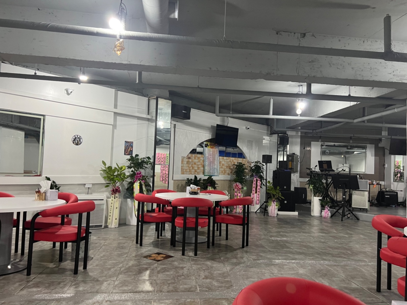 콘서트라이브 홀서빙 알바 및 ** 직원구함 공고 썸네일
