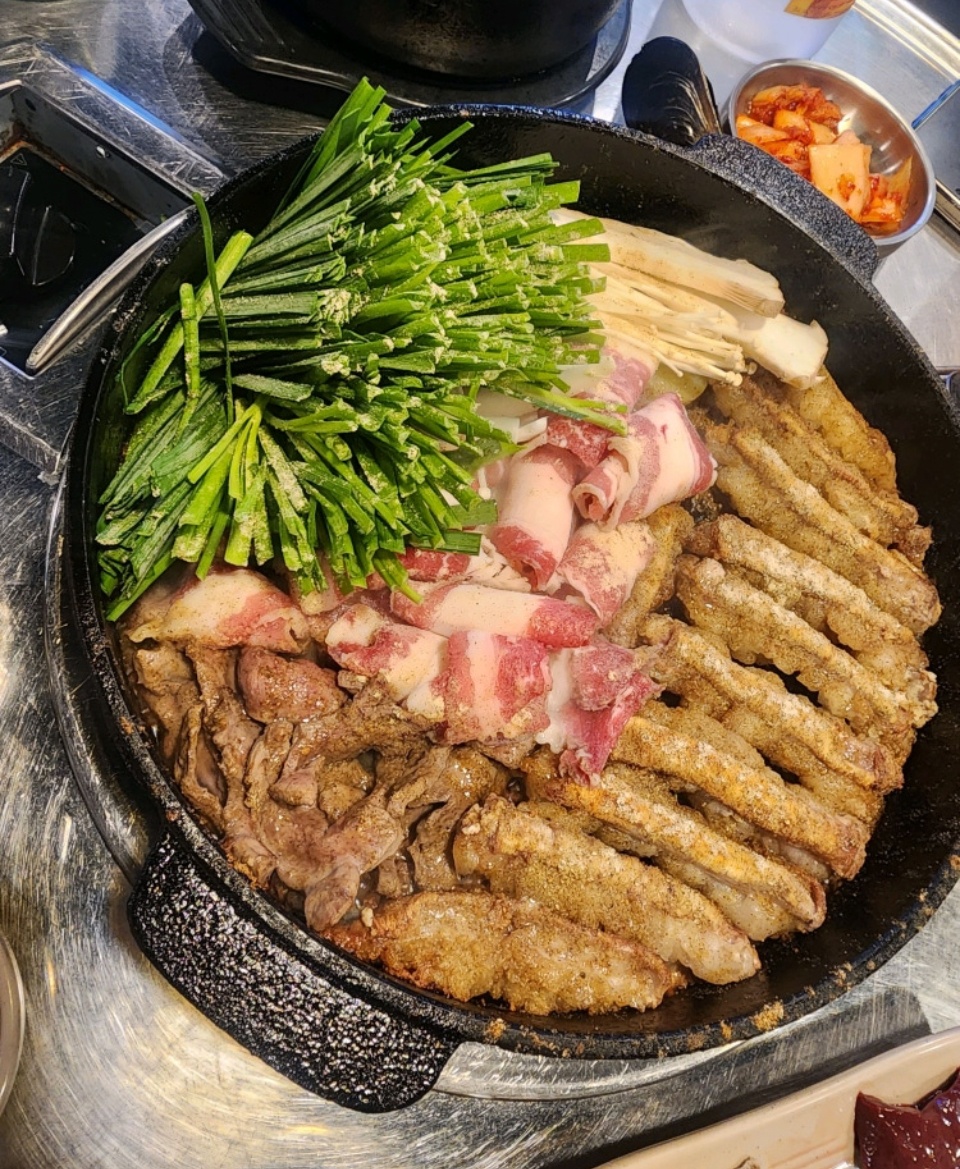 홀 서빙 장기 알바구합니다 공고 썸네일