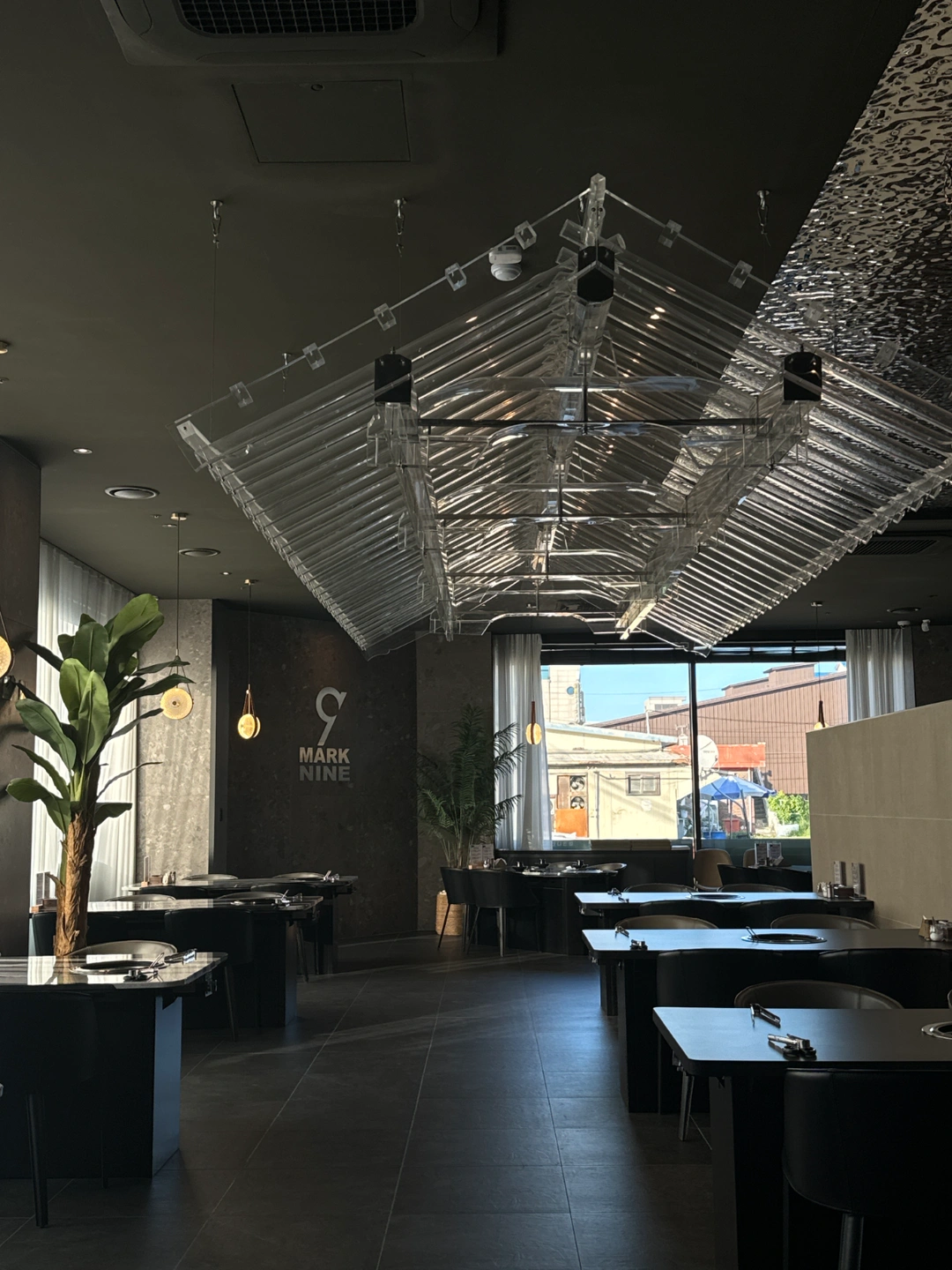 즐겁게 일 할 홀 서빙 직원 구합니다. 성인