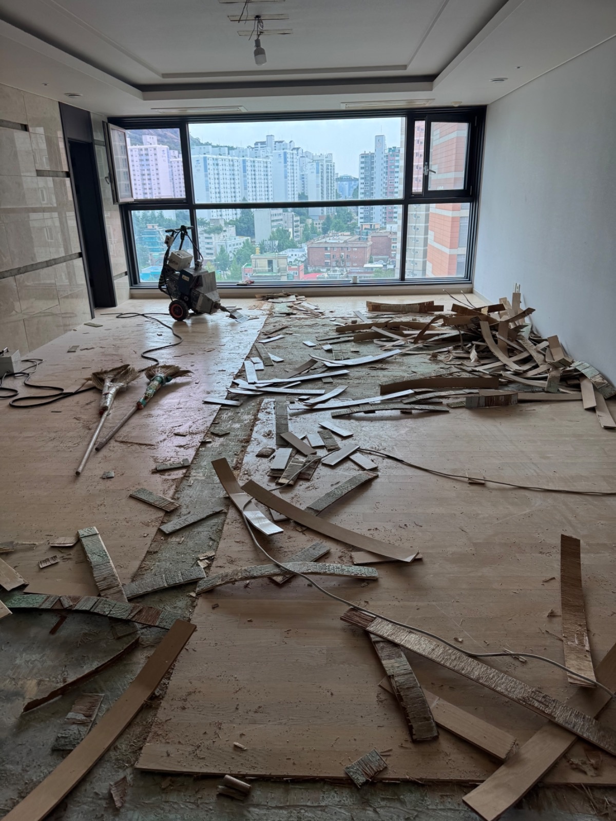마감 마감 바닥철거 보조 구합니다. 공고 썸네일