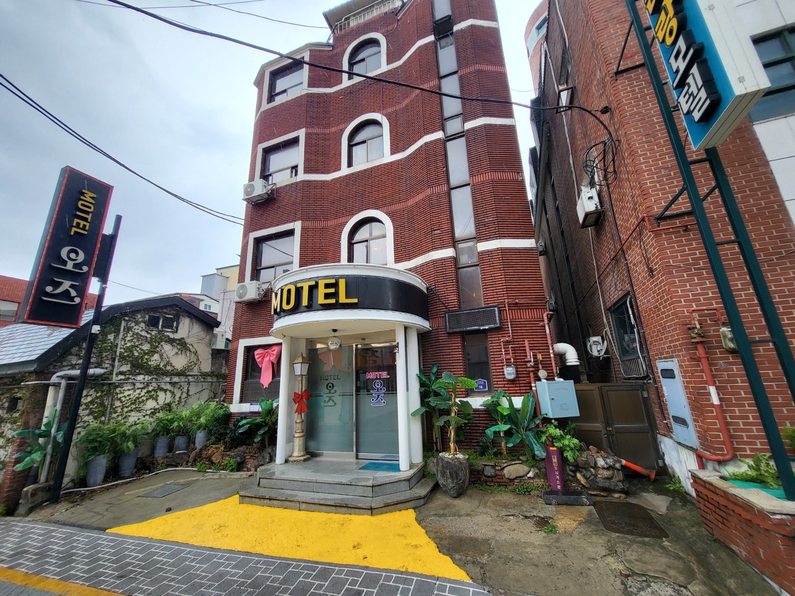 조치원역 앞 모텔 16객실 평일청소 공고 썸네일