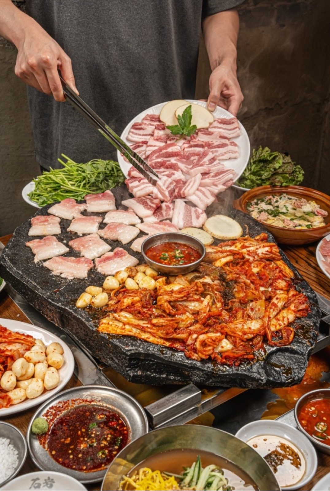 [금토일 홀서빙 1.2만] 6pm-10pm 홀직원300 공고 썸네일