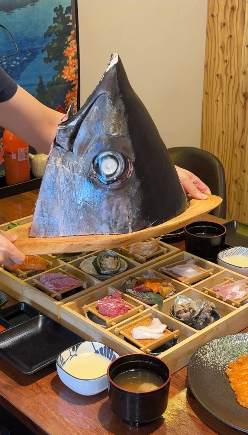 참치집 홀써빙 1명 설겆이1명구해요