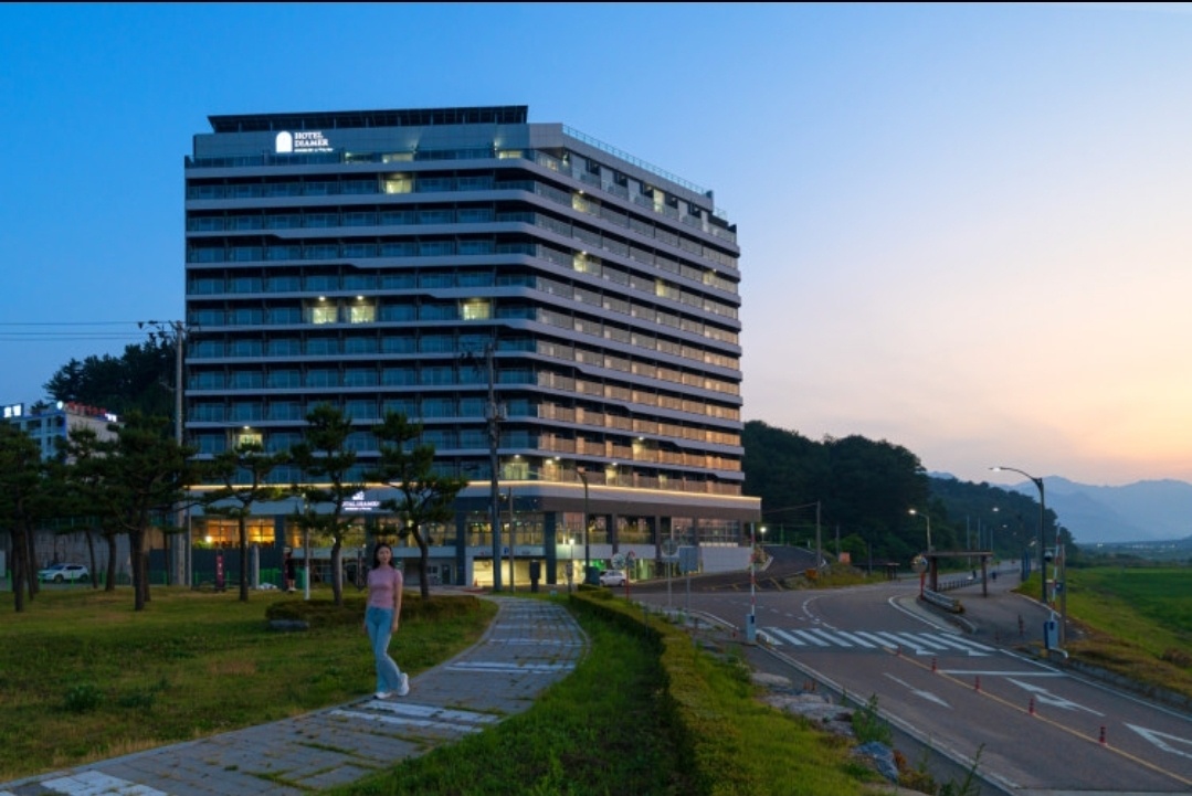 트렌디한 신규 호텔 프런트 구인! 공고 썸네일
