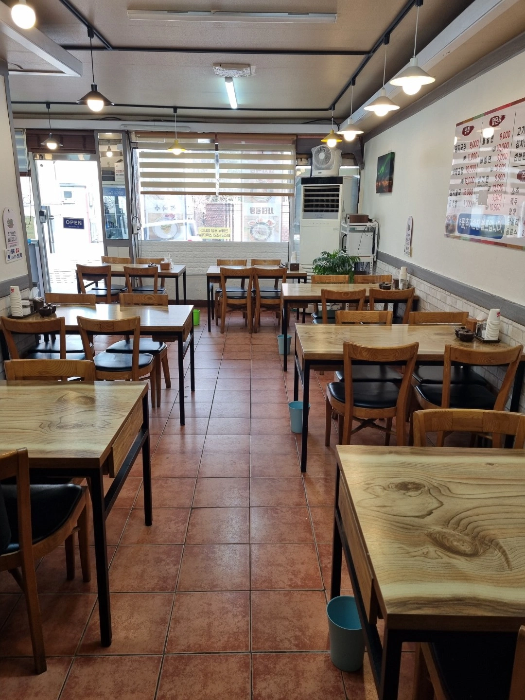 돼지국밥 식당 써빙