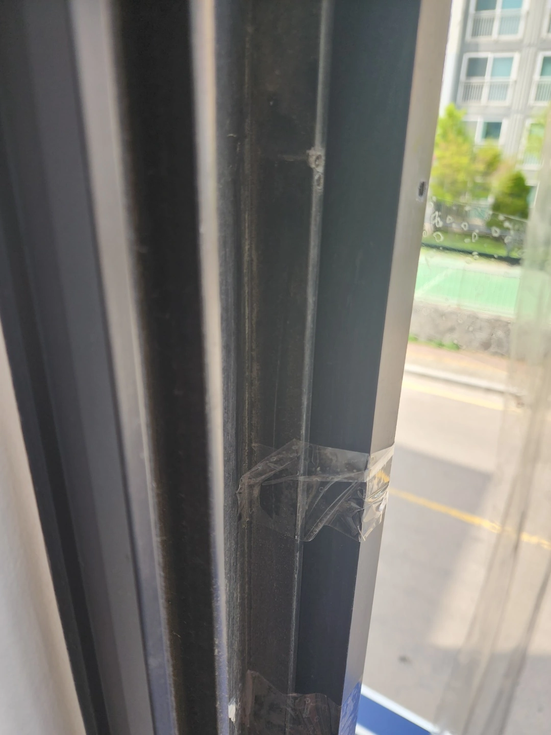 베란다 난간이 피스가 풀려서 나사 박아주실 분 구합니다