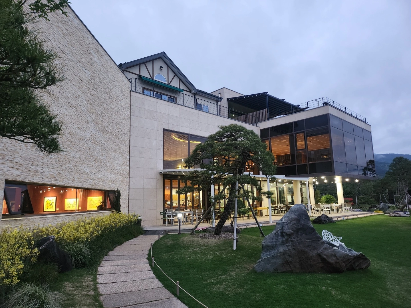 빵 생지를 오븐에 구어서 매장에 진열함