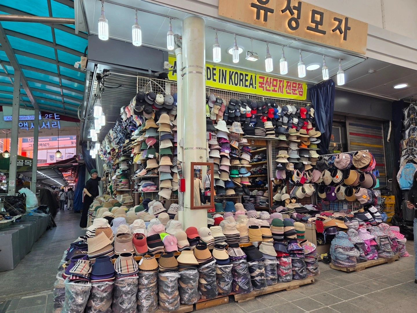 남대문 시장내 모자가게 입니다.
