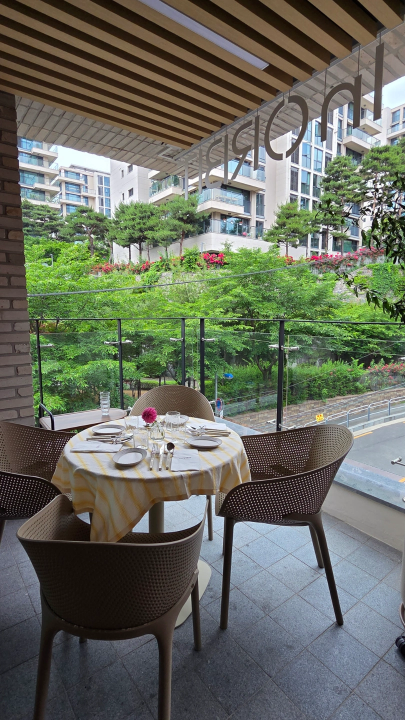 한남동 양식당 주방장 주방보조 서빙 직원 구합니다