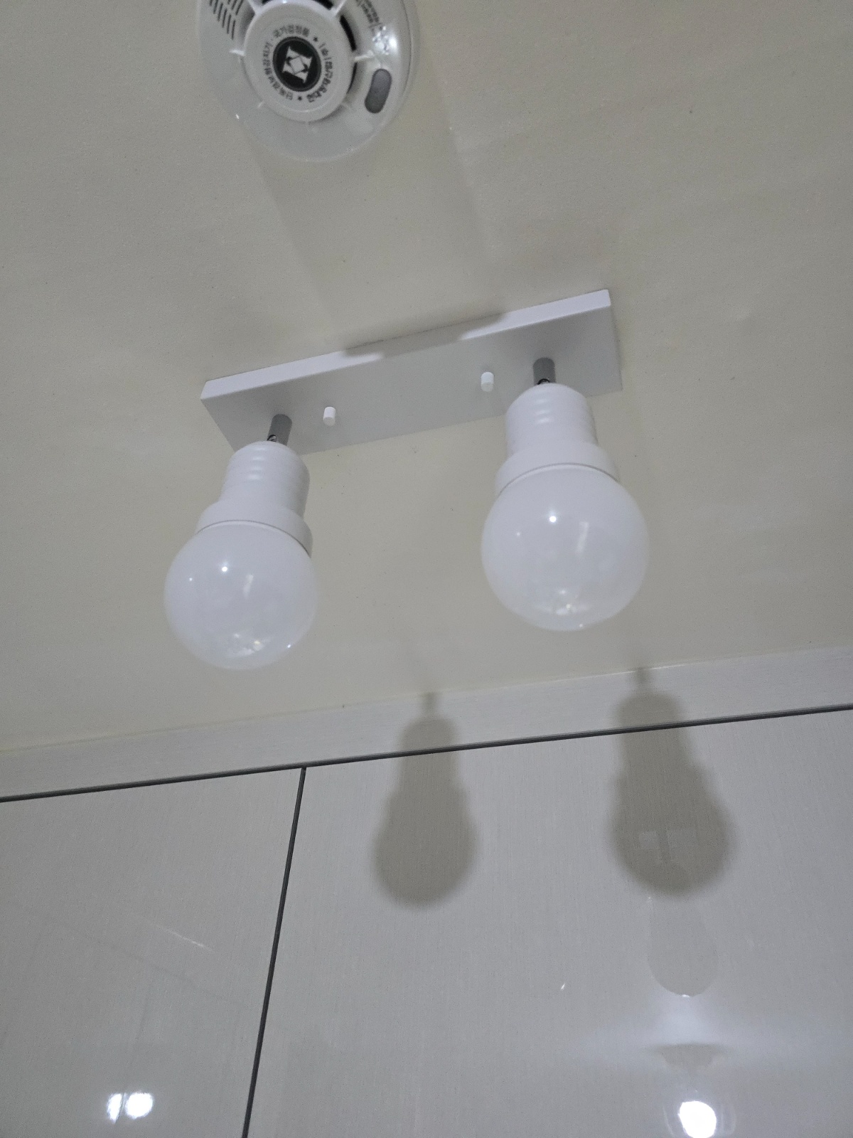 전구 전기 고장 수리 공고 썸네일