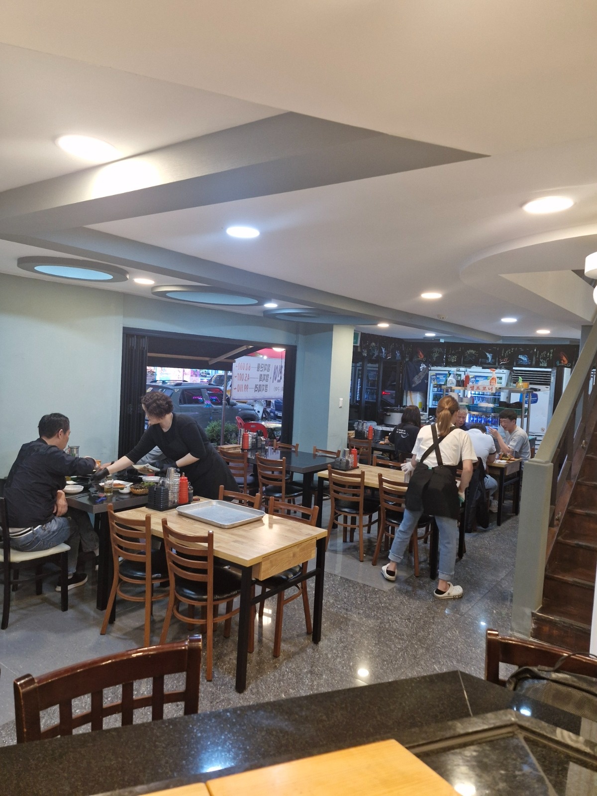 홀서빙 경력 있으신분연락주세요 공고 썸네일