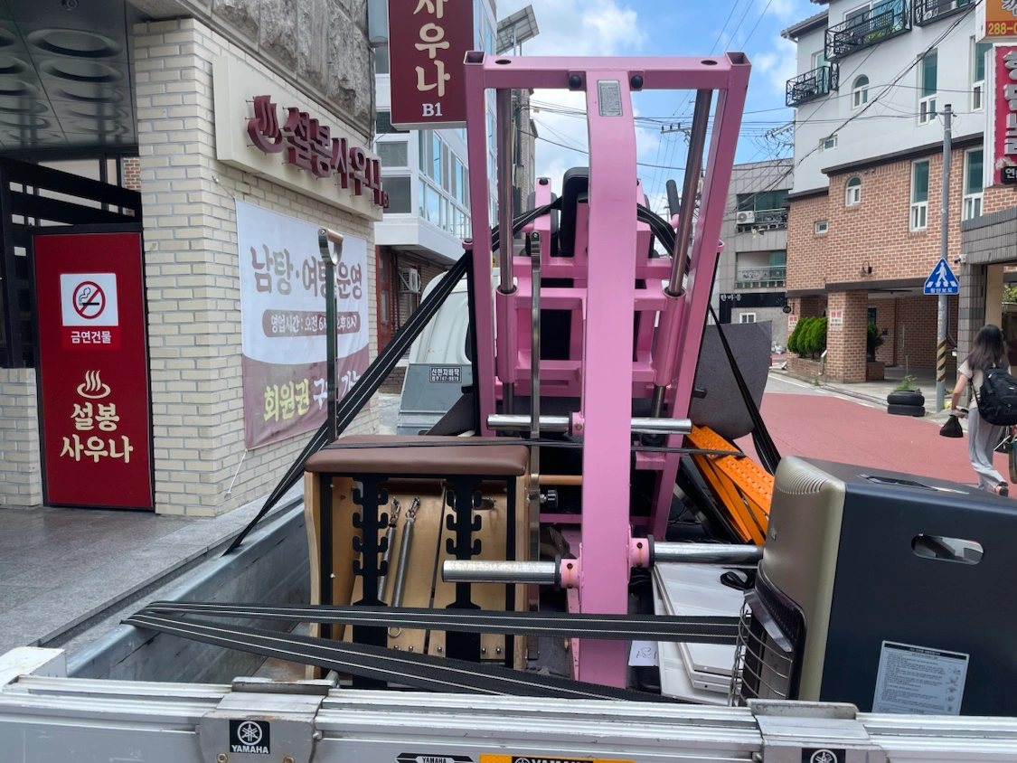 트럭에 있는 물건 옮기기