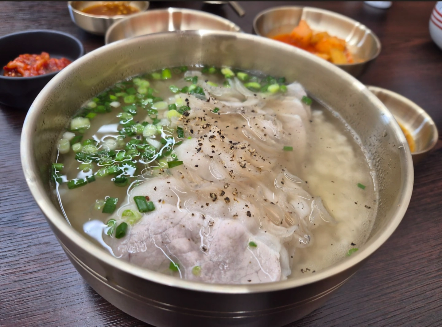 춘천 한림대병원 근방 춘천 명백집에서 미들알바 구합니다