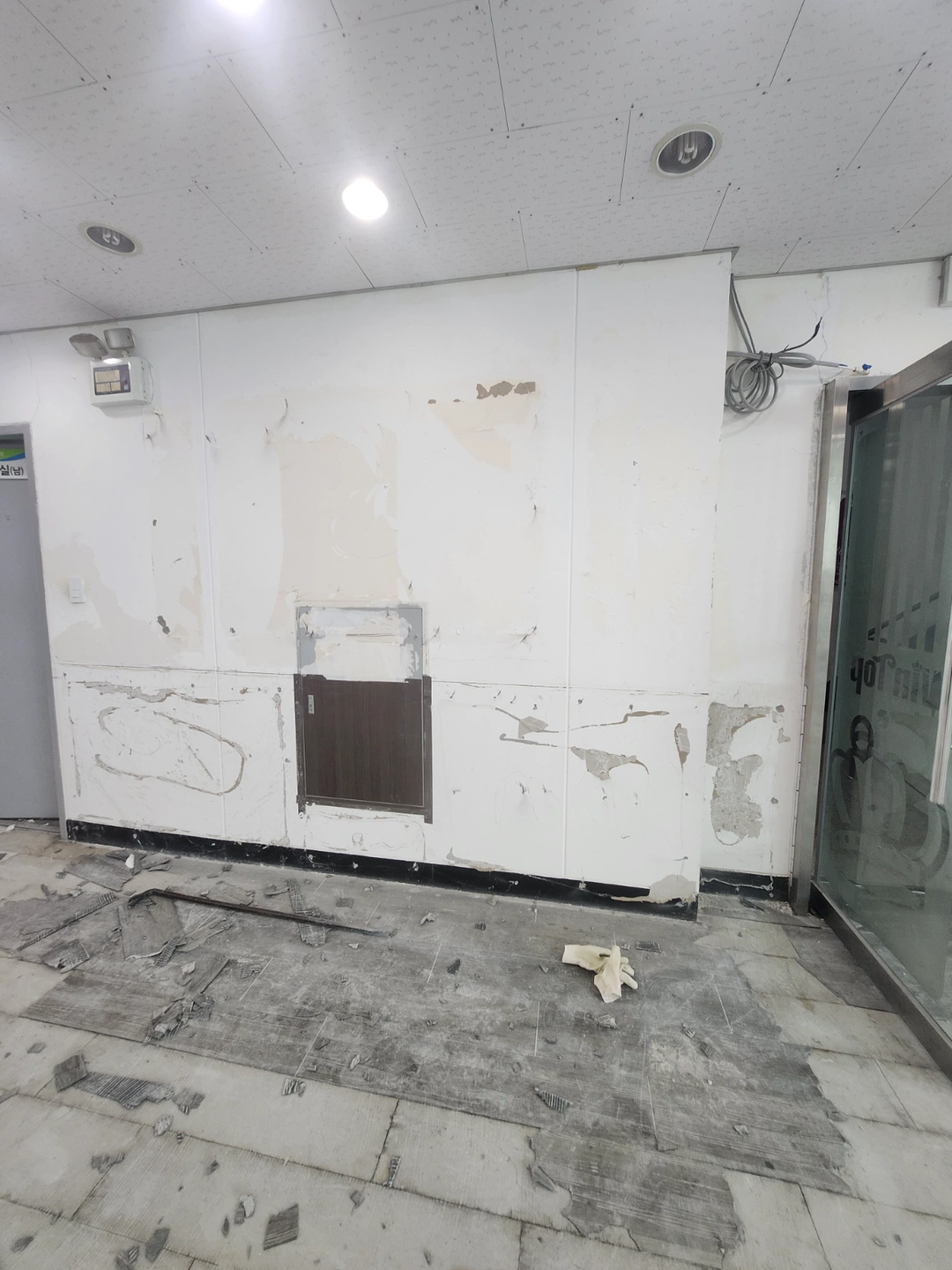 벽 도배지(약3평) 제거후 페인트 칠하고 정리 하기..