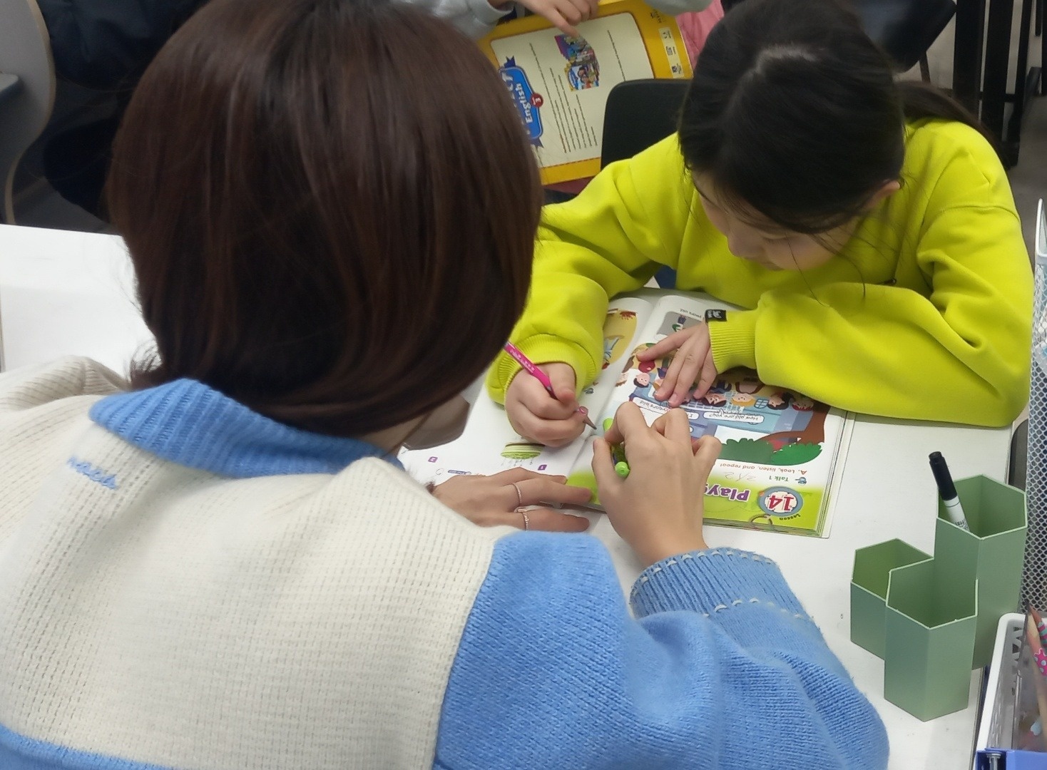 (경력직)장기근무가능한 YBM 초중등 영어선생님 공고 썸네일