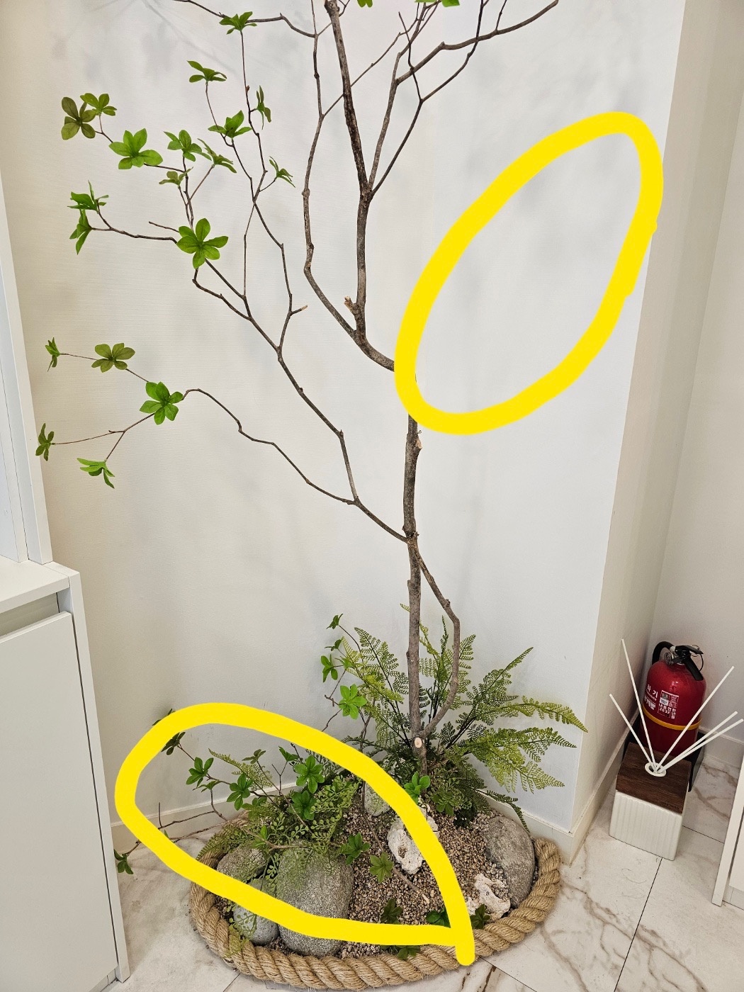 초간단 !! 떨어진 벽장식과 부러진 나뭇가지 붙여주실분 공고 썸네일