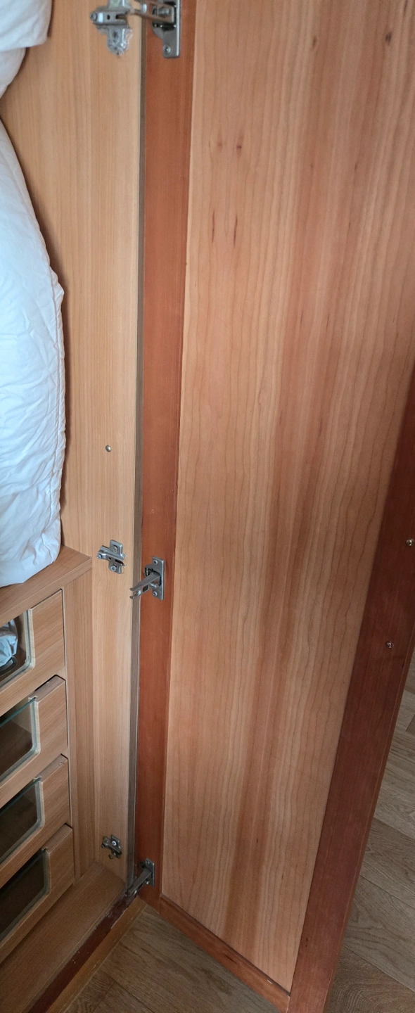 방문 손잡이교체 / 장농문 경첩 나사 조이기