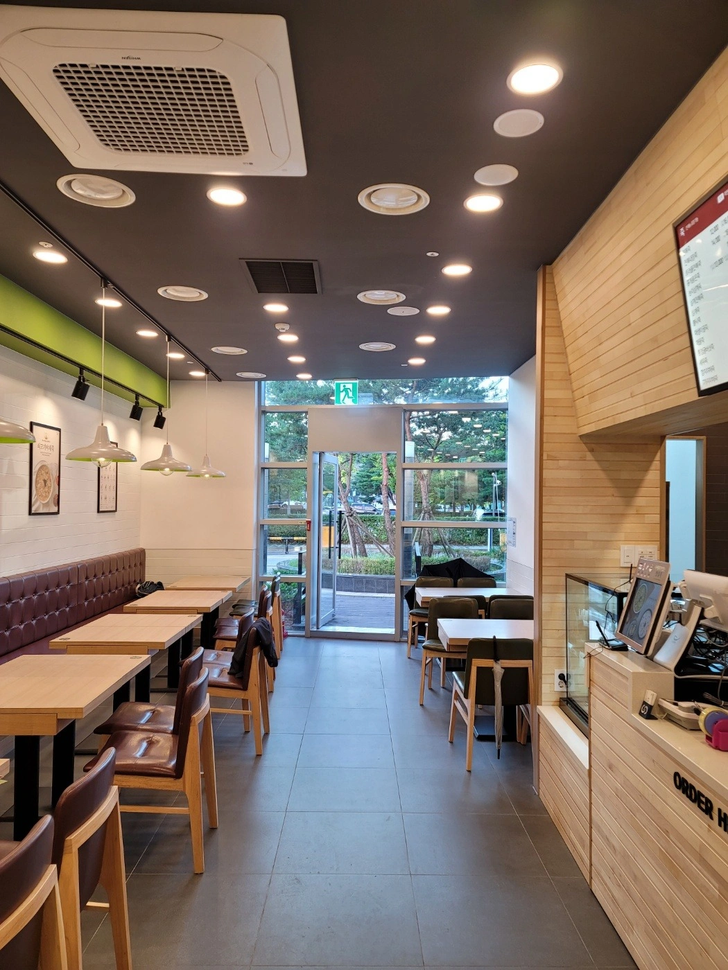 본죽에서 설겆이/주방보조를 모집합니다