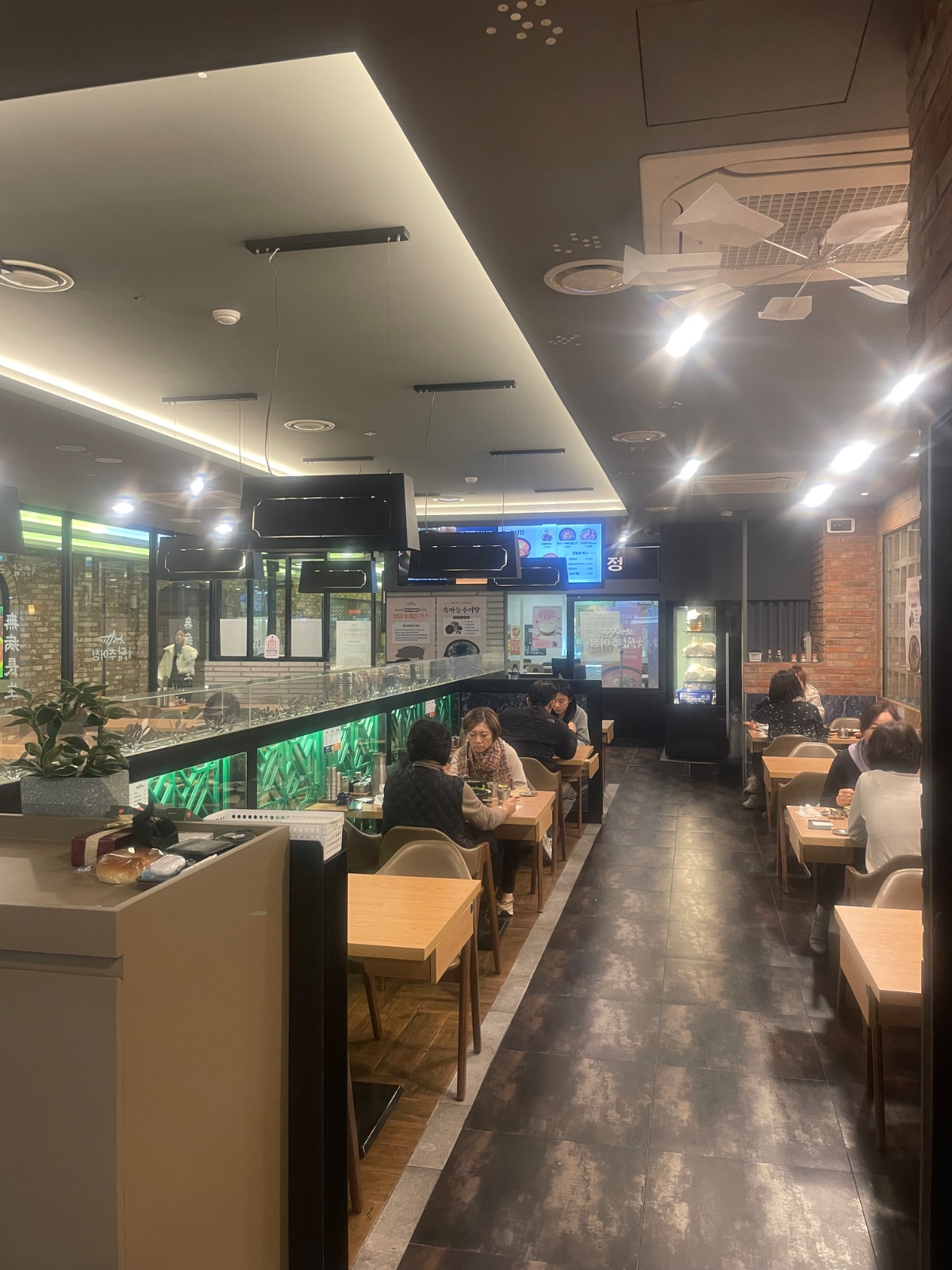 홀서빙(목,금,토,일) 공고 썸네일