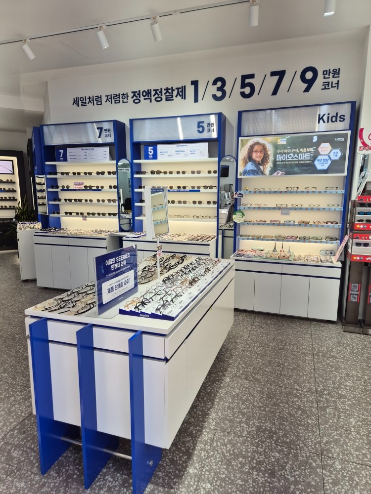 다비치안경 발산역점 picture 1